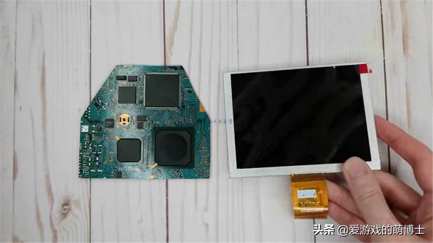 隨時隨地玩經(jīng)典主機游戲，玩家將索尼PS2改造成了一臺掌機