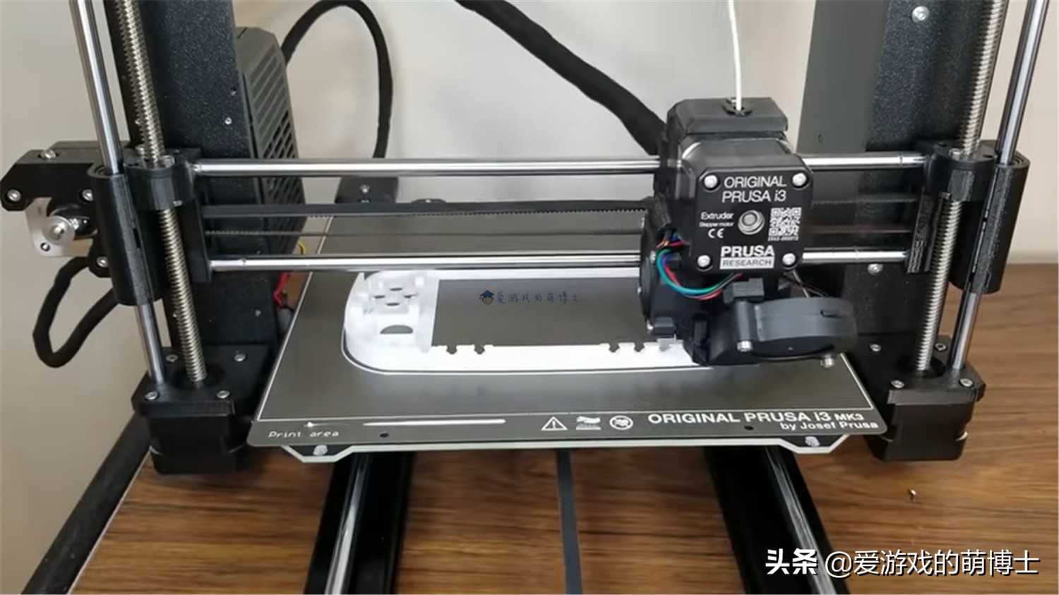 隨時隨地玩經(jīng)典主機游戲，玩家將索尼PS2改造成了一臺掌機