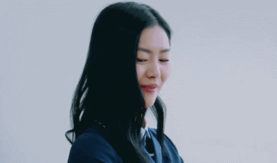 腰包只系在腰間太單調(diào)，不如換種時髦的背法