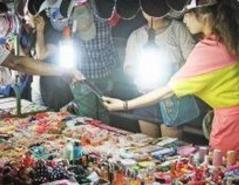 兩個(gè)女孩常動(dòng)手制作小飾品，擺地?cái)傎u首飾，月入近3萬元