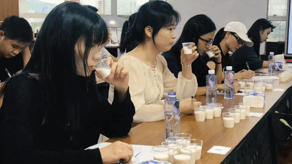 金典、光明、特侖蘇……16款常喝的牛奶實測，看完你會怎么選？