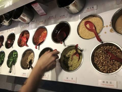 你絕對都吃過！鄭州這六家老牌火鍋店，傣妹佰人王太接地氣！