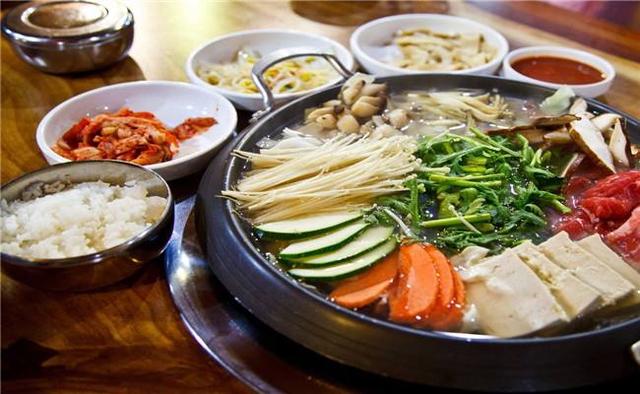 你絕對都吃過！鄭州這六家老牌火鍋店，傣妹佰人王太接地氣！