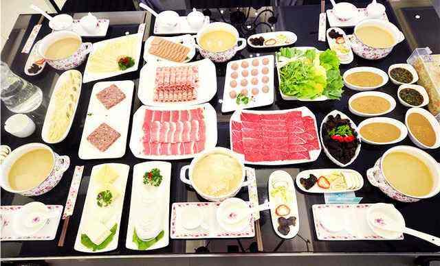 你絕對都吃過！鄭州這六家老牌火鍋店，傣妹佰人王太接地氣！