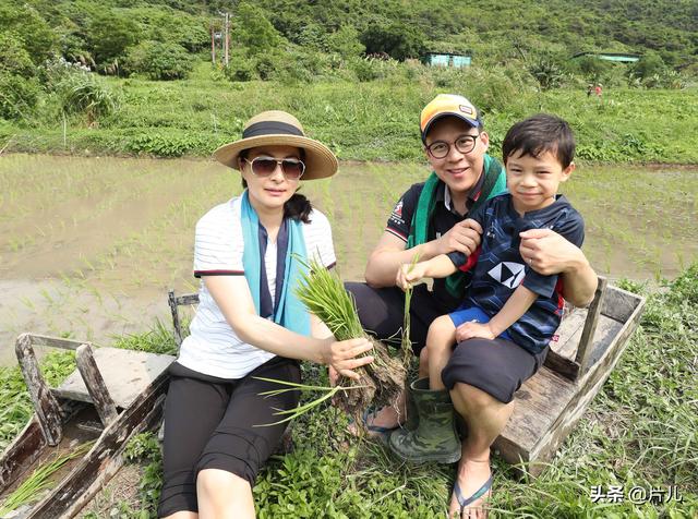 郭晶晶被曝豪門生活美滿，老公霍啟剛首曬三胎寶寶照片，畫面溫馨