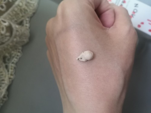 紅地球粉底液怎么樣是哪國(guó)產(chǎn)品適合油皮嗎，混合皮真實(shí)上妝體驗(yàn)