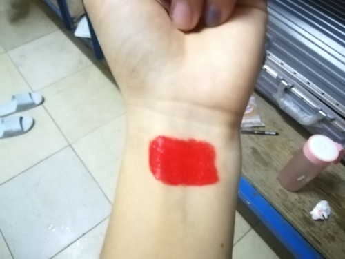吾妖妝唇釉怎么樣是什么品牌，推薦熱門色號(hào)(05橘色試色)