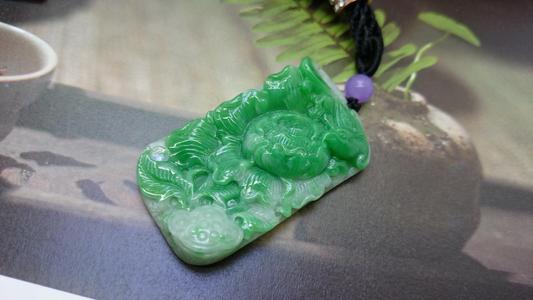 翡翠和玉的區(qū)別a貨是什么意思，翡翠結晶顆粒更大(指的是天然翡翠)