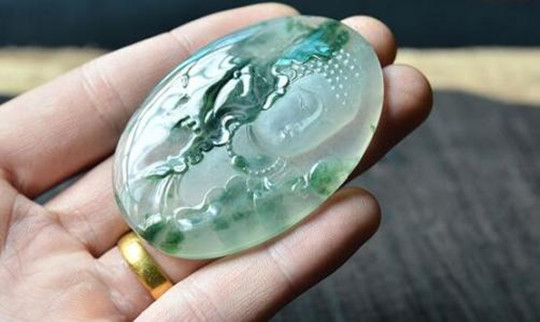 翡翠和玉的區(qū)別a貨是什么意思，翡翠結晶顆粒更大(指的是天然翡翠)